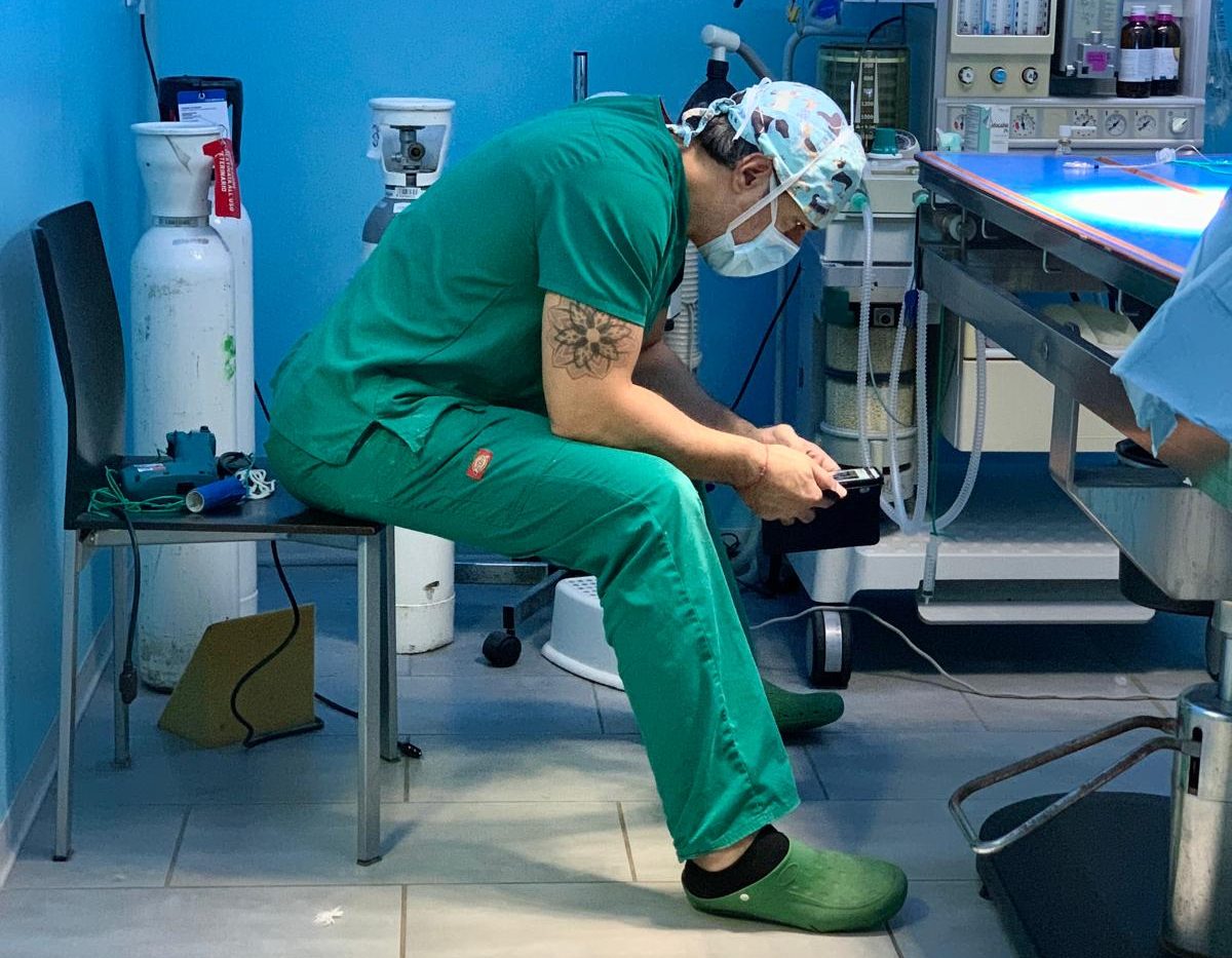 Il dott. Federico Casapollo in sala operatoria, accanto all’apparecchio per l’anestesia