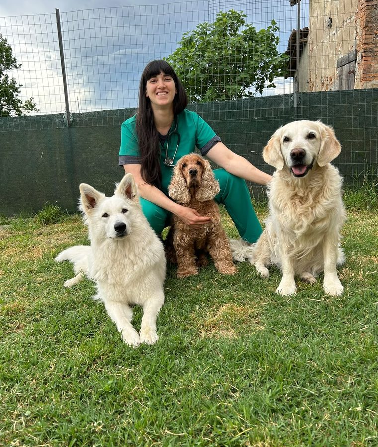 La dott.ssa Arianna Fabbri con tre cani