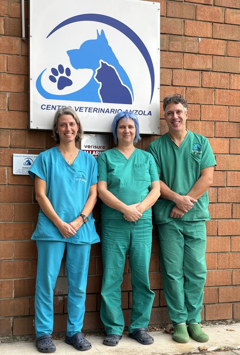 I tre soci del Centro Veterinario Anzola davanti all’insegna del Centro: da sinistra la dott.ssa Tania Venturoli, la dott.ssa Veronica Degli Amori e il dott. Federico Casapollo